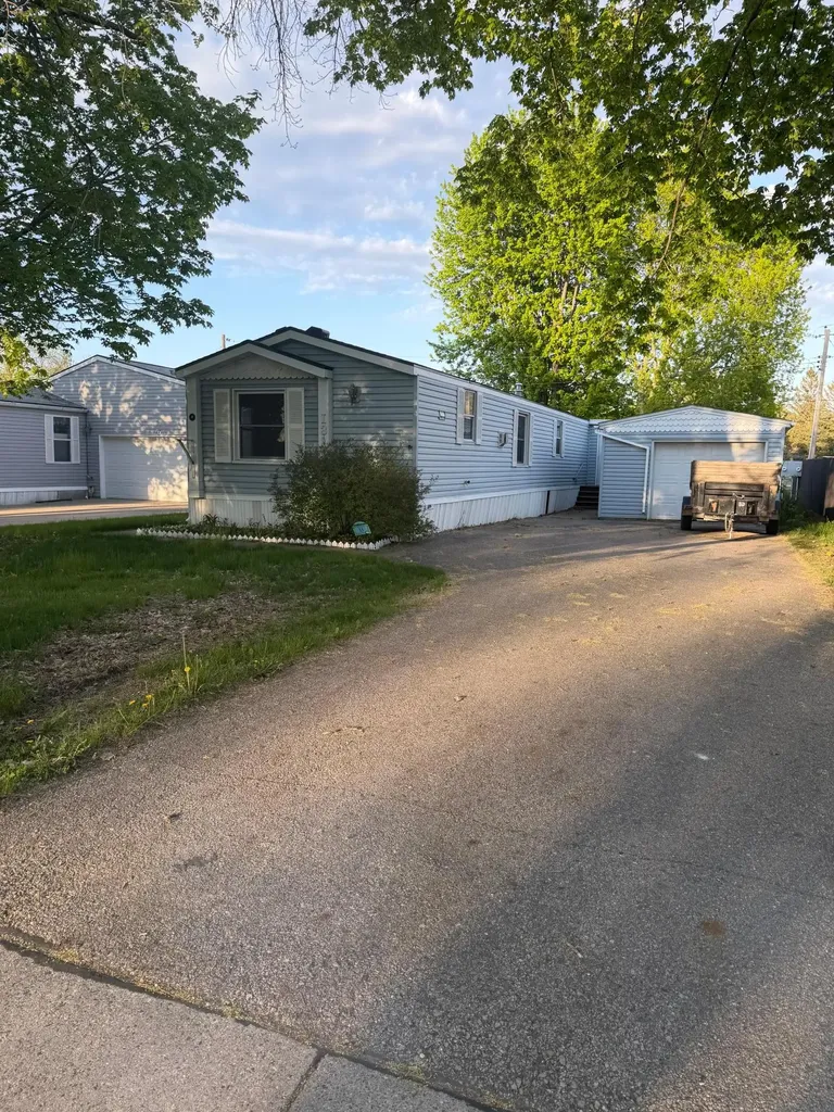 13 22nd Avenue NW Faribault MN 55021