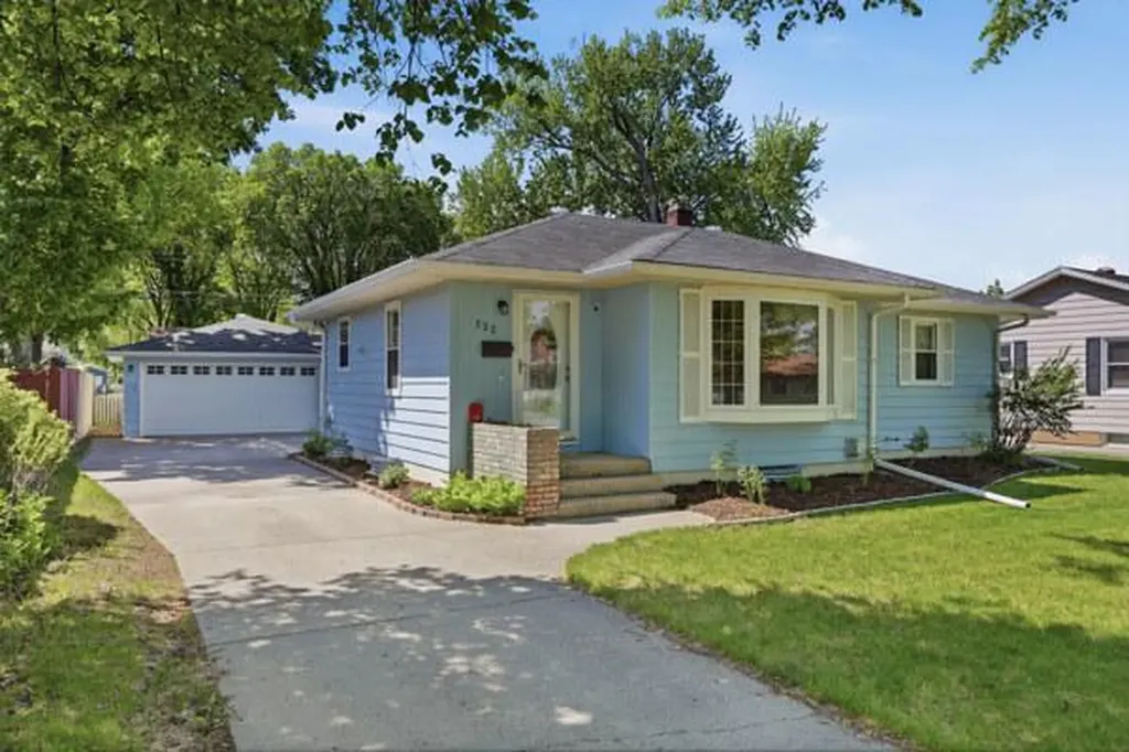 222 24th Avenue N Fargo ND 58102