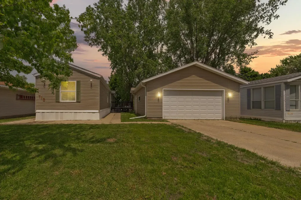 718 Rose Drive Faribault MN 55021