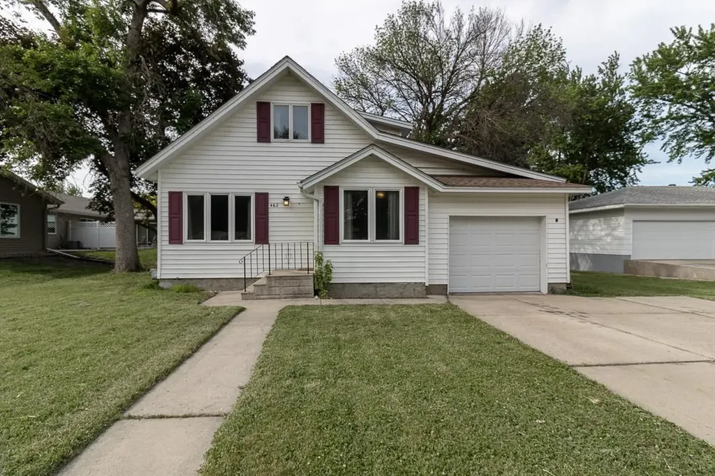 462 E Washington Street Le Center MN 56057