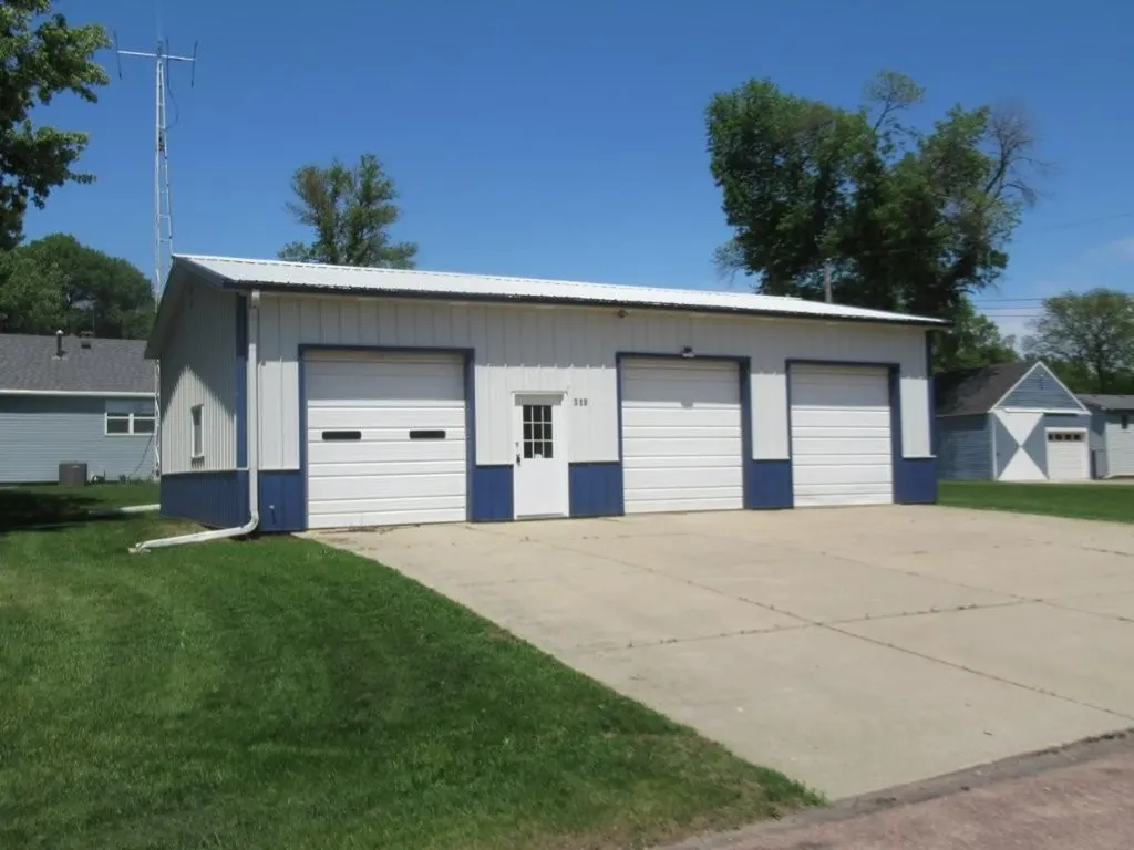 129 S Summit Avenue Hills MN 56138