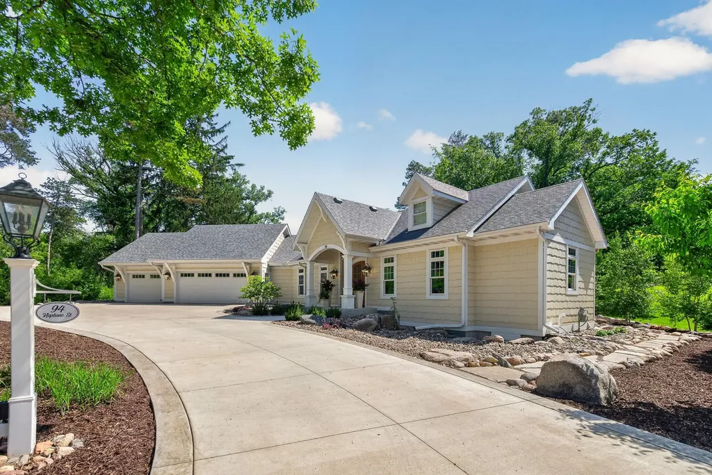 94 Neptune Street Mahtomedi MN 55115