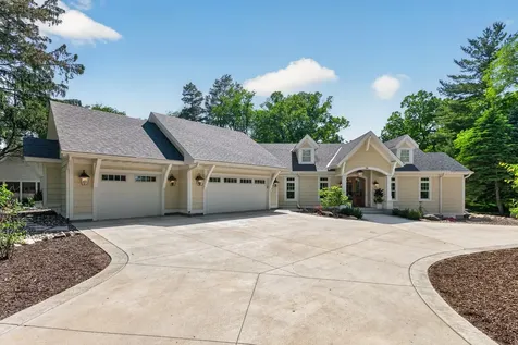 94 Neptune Street Mahtomedi MN 55115