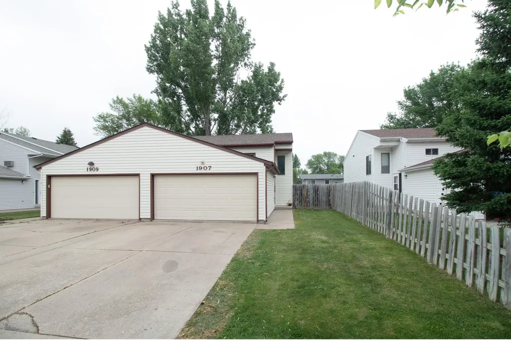1907 29th Avenue S Fargo ND 58103