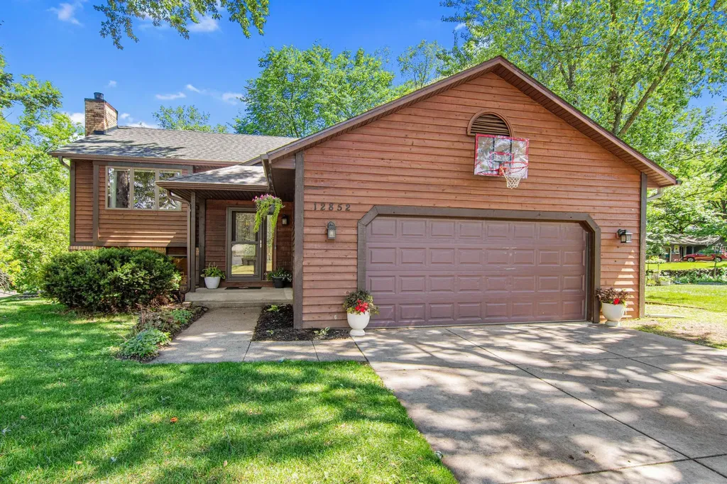 12852 Essex Way Apple Valley MN 55124