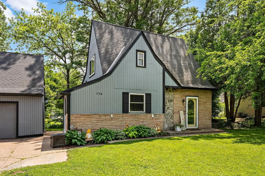 774 Roselawn Avenue E Maplewood MN 55117
