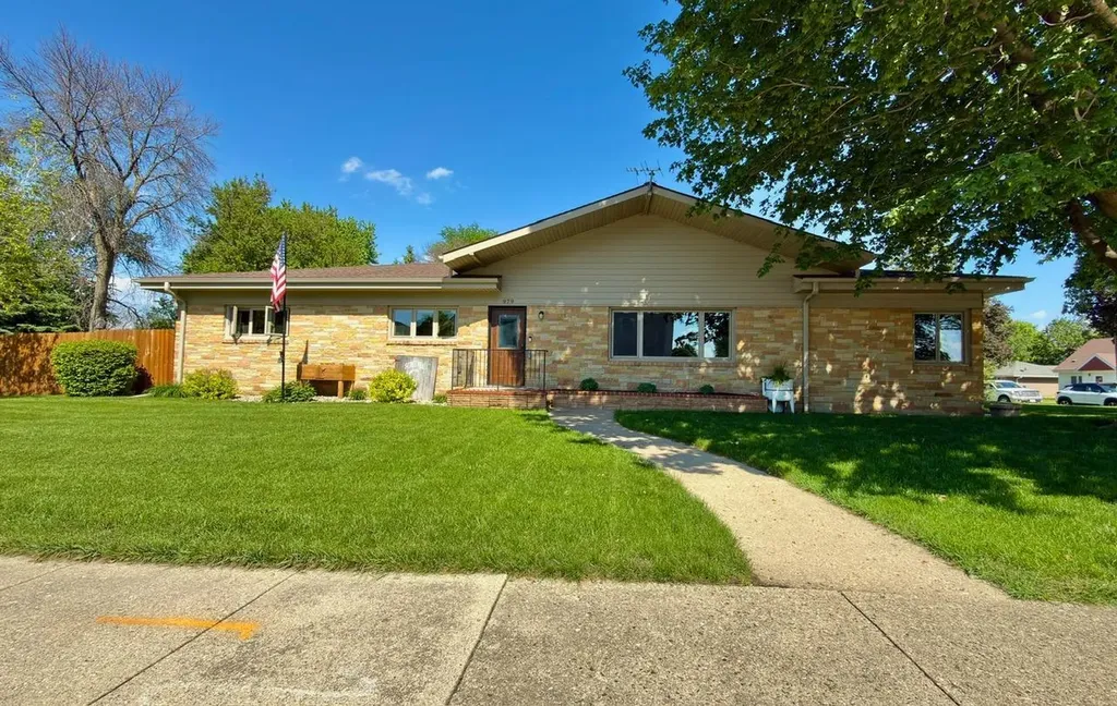 979 S Prairie Avenue Fairmont MN 56031