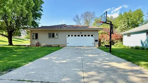 979 S Prairie Avenue Fairmont MN 56031