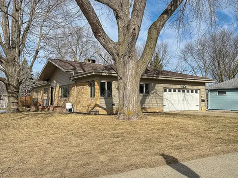 979 S Prairie Avenue Fairmont MN 56031