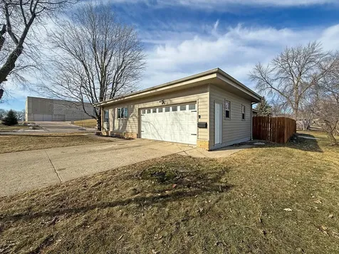 979 S Prairie Avenue Fairmont MN 56031