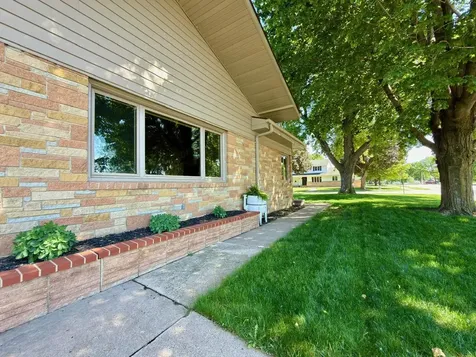 979 S Prairie Avenue Fairmont MN 56031
