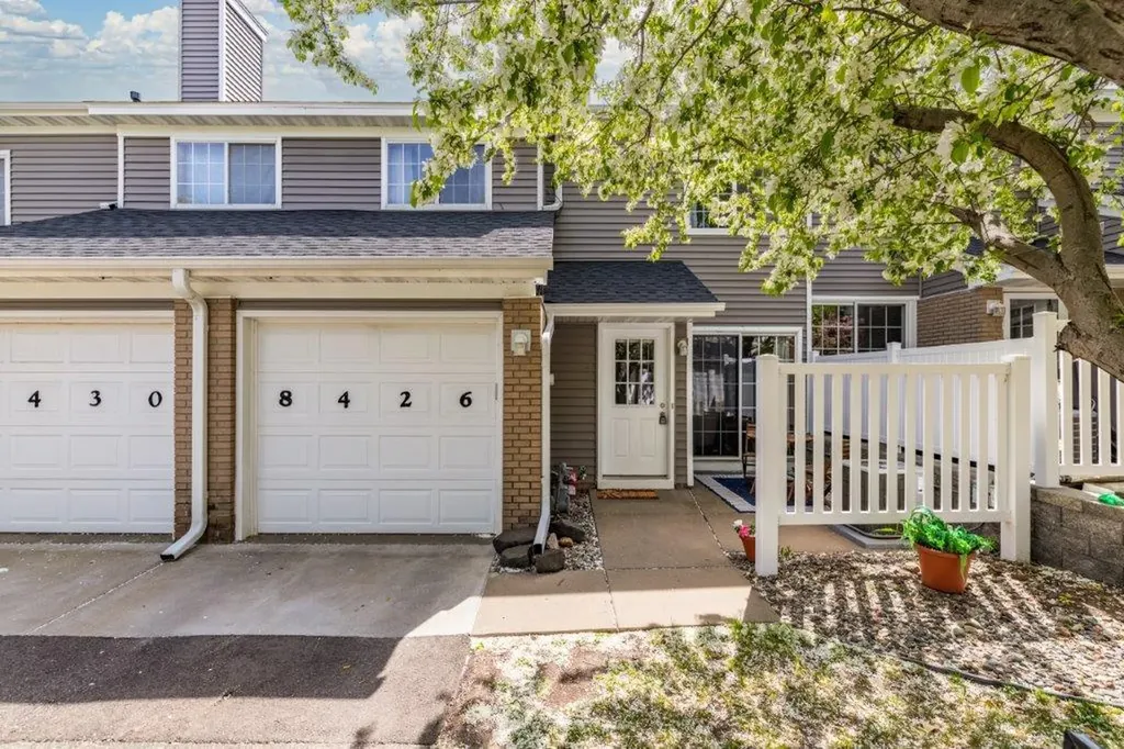 8426 Copperfield Way Inver Grove Heights MN 55076