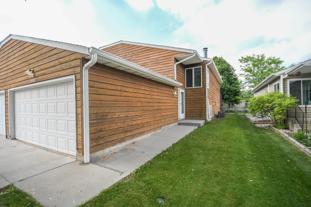 1513 28th Avenue S Fargo ND 58103