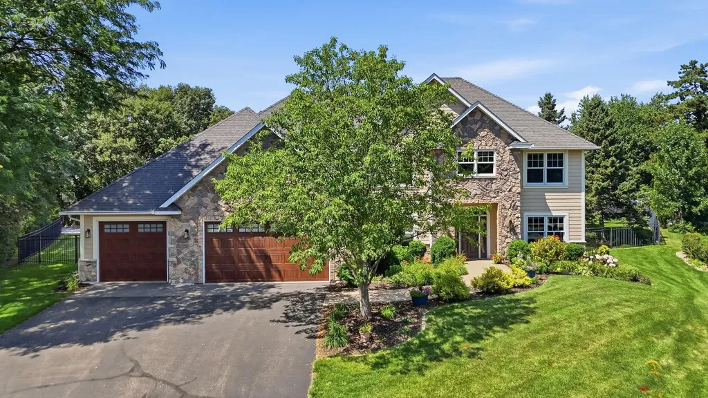 869 Mendakota Court Mendota Heights MN 55120