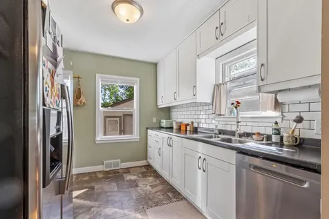 1522 10th Avenue S Fargo ND 58103