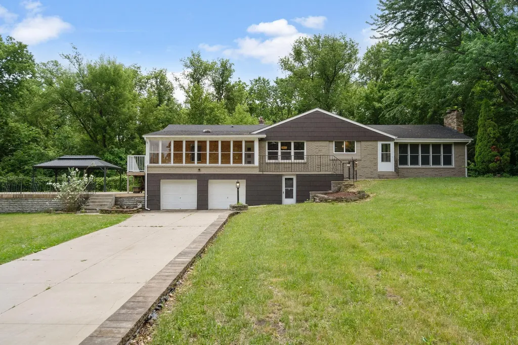 30 Woodridge Lane Sunfish Lake MN 55077