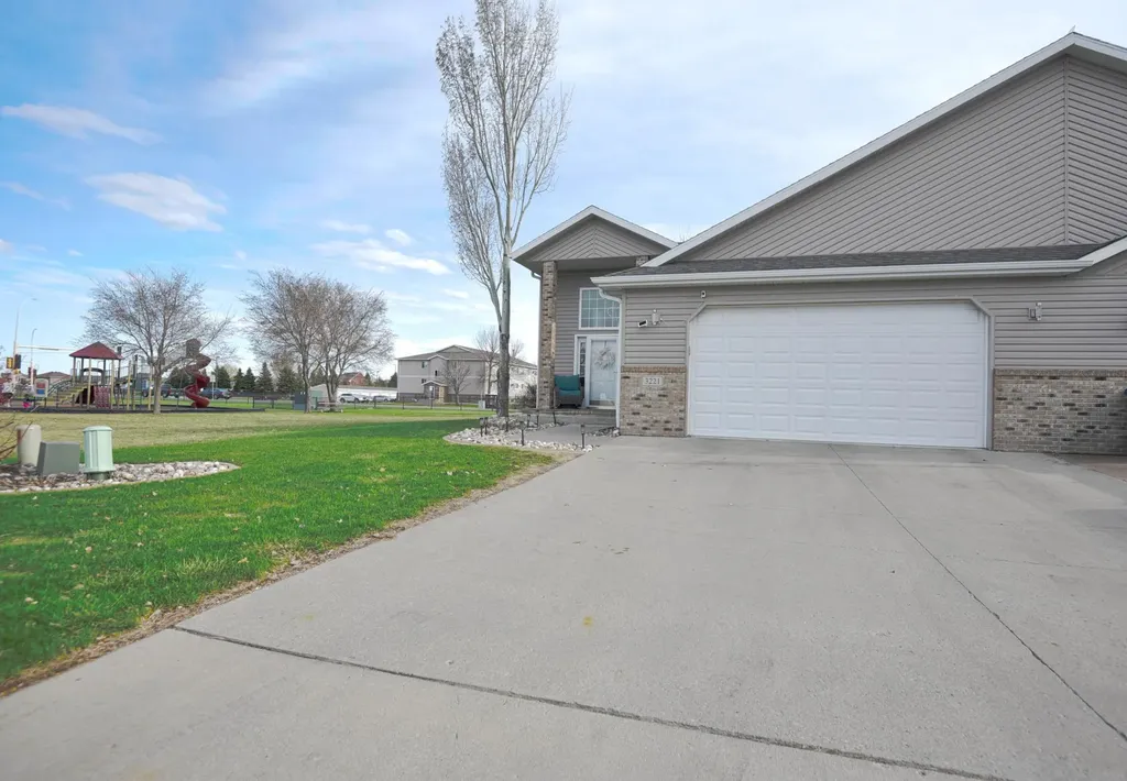 3221 11th Avenue S Moorhead MN 56560