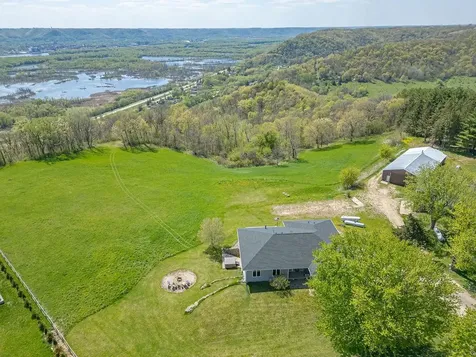 S3565 Rooster Ridge Lane Fountain City WI 54629