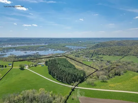 S3565 Rooster Ridge Lane Fountain City WI 54629
