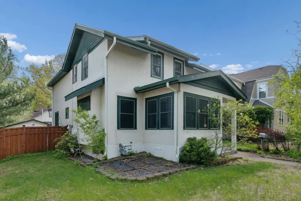 1984 Princeton Avenue Saint Paul MN 55105