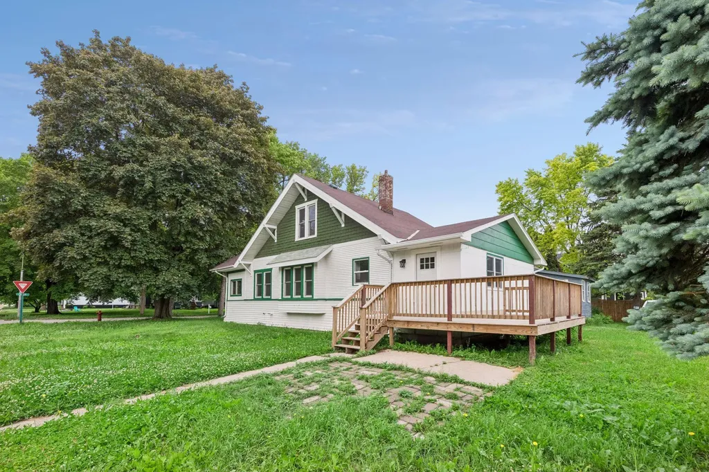 601 N Carver Street Winthrop MN 55396