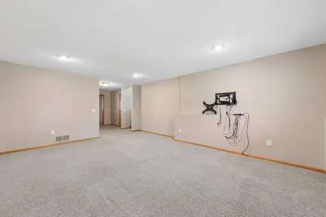 20704 Jaguar Avenue Lakeville MN 55044