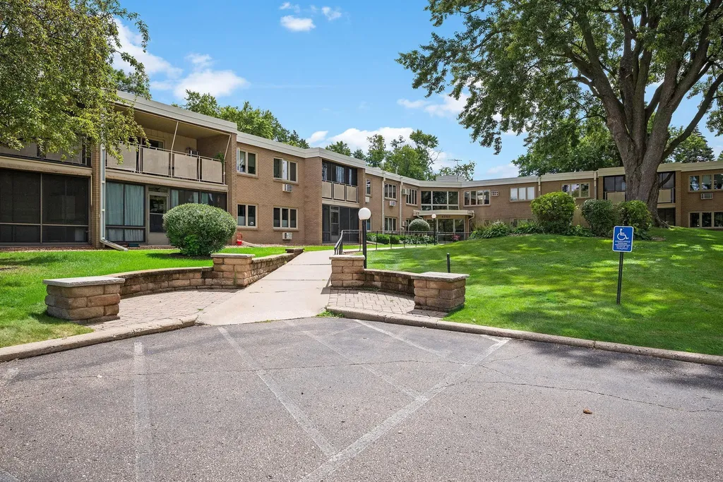 4380 Brookside Court Edina MN 55436