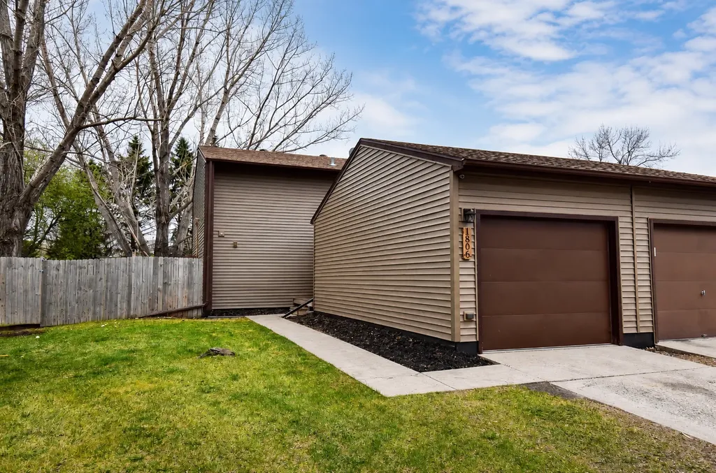 1806 23rd Avenue S Fargo ND 58103