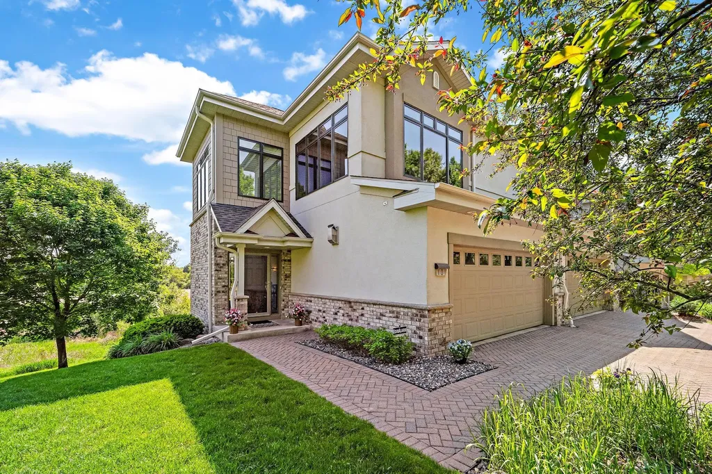 101 Willoughby Way E Minnetonka MN 55305