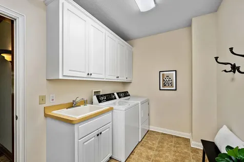 101 Willoughby Way E Minnetonka MN 55305