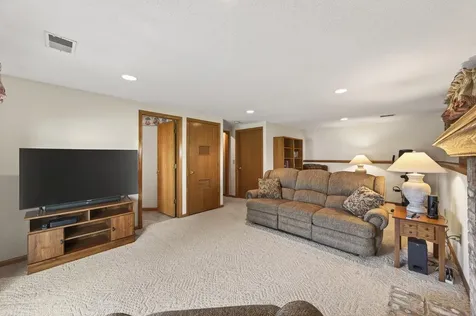 2287 Helmo Court N Oakdale MN 55128