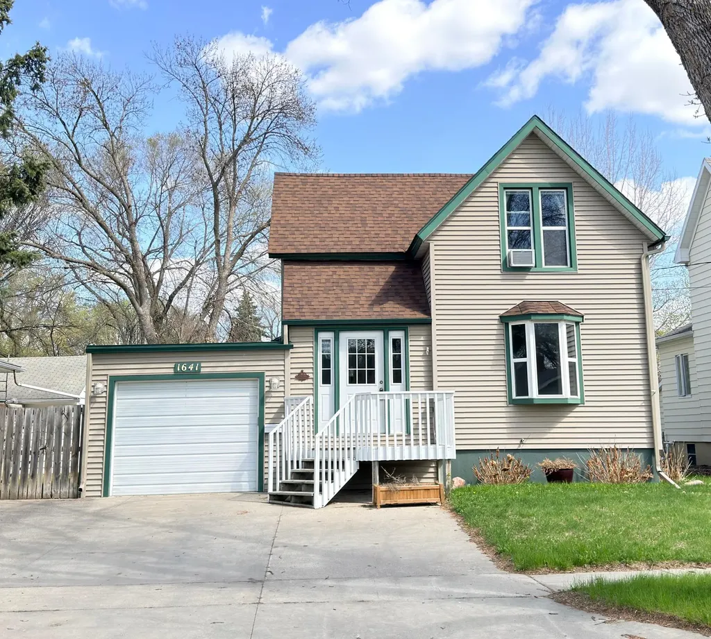 1641 8th Avenue S Fargo ND 58103