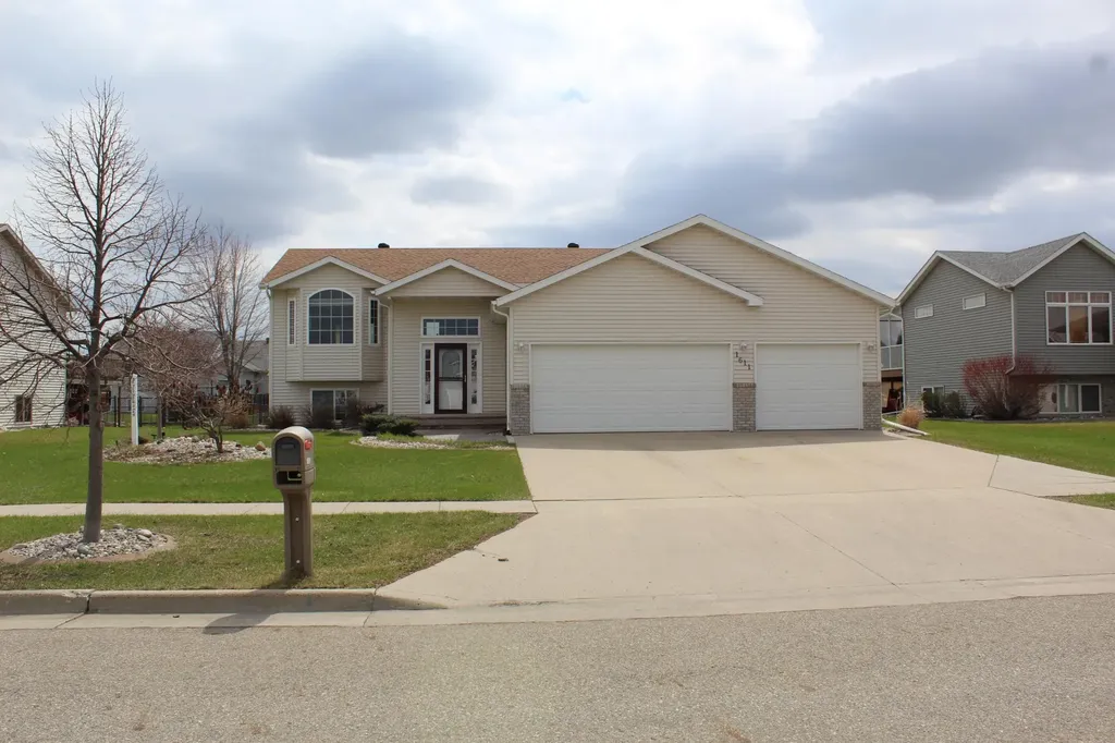 1611 Oakwood Drive West Fargo ND 58078