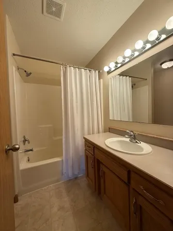 1611 Oakwood Drive West Fargo ND 58078