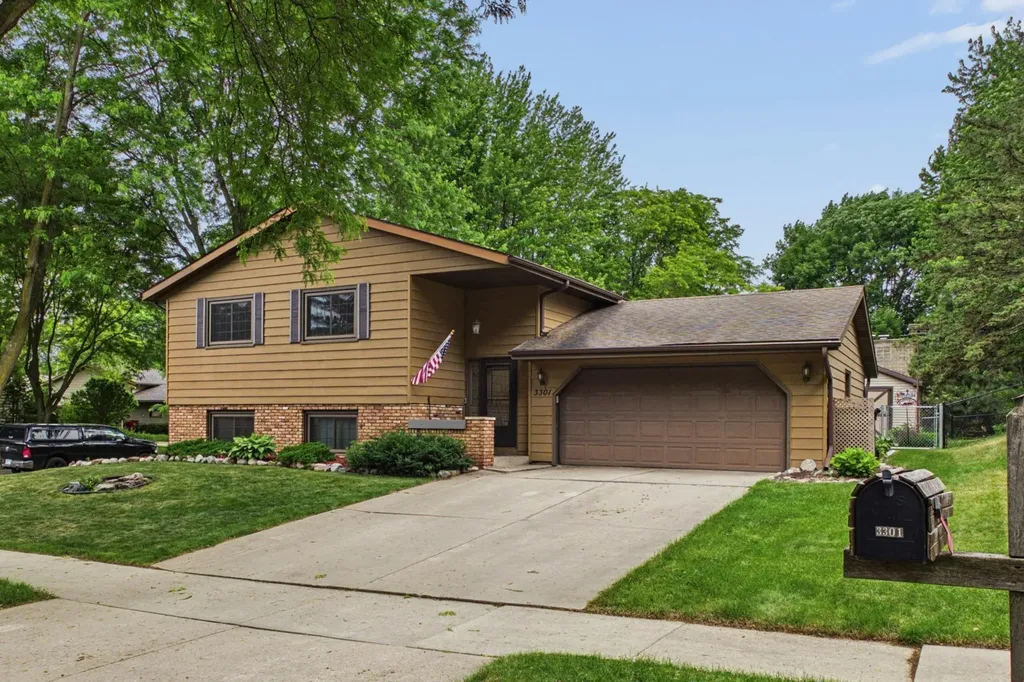 3301 Knob Lane NW Rochester MN 55901