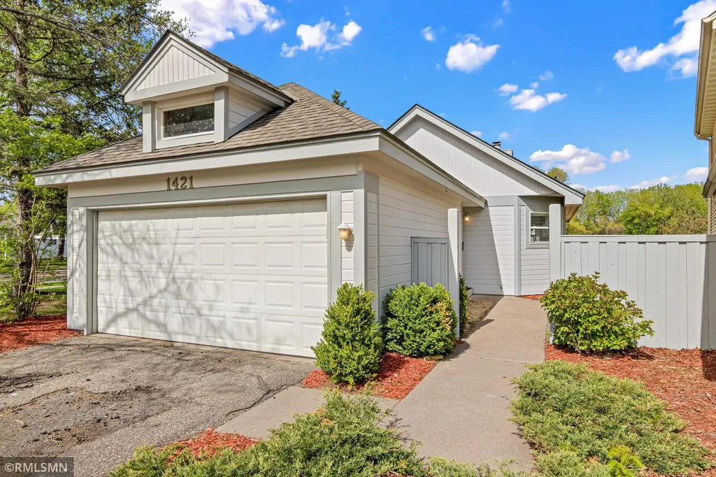 1421 Granada Trail N Oakdale MN 55128