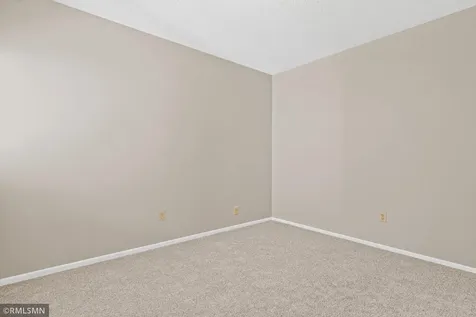 1421 Granada Trail N Oakdale MN 55128