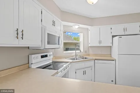 1421 Granada Trail N Oakdale MN 55128