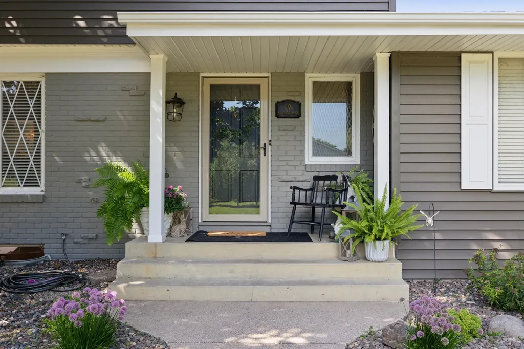 10 Western Terrace Golden Valley MN 55426