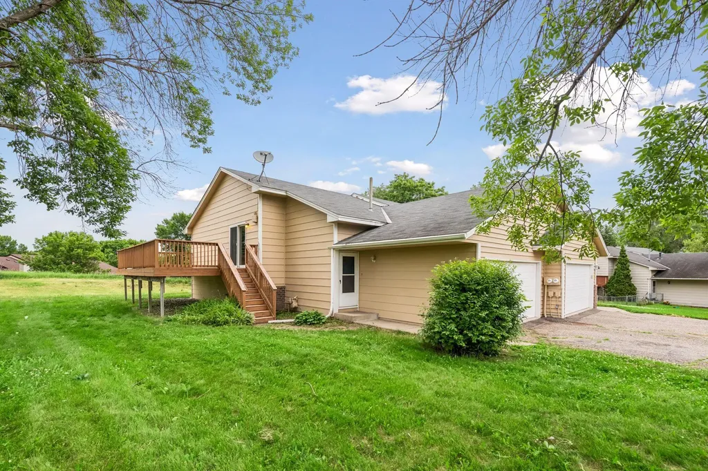 1070 Butte Court Chanhassen MN 55317