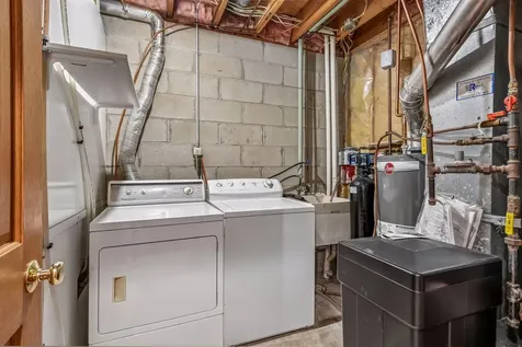 1070 Butte Court Chanhassen MN 55317