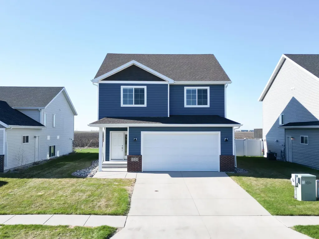 1221 46th Avenue S Moorhead MN 56560