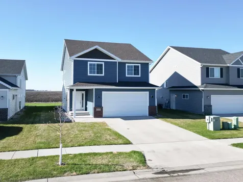 1221 46th Avenue S Moorhead MN 56560
