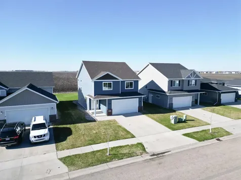 1221 46th Avenue S Moorhead MN 56560