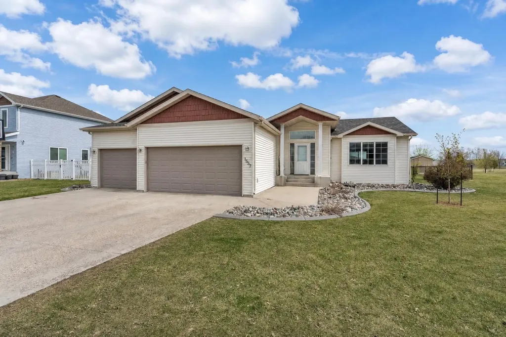 1557 Johnson Drive S Moorhead MN 56560
