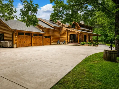 2050 Oakwood Ridge Chanhassen MN 55317