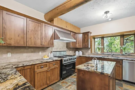 2050 Oakwood Ridge Chanhassen MN 55317