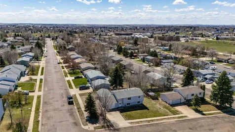 11 6th Avenue W Dickinson ND 58601