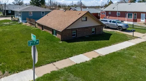 11 6th Avenue W Dickinson ND 58601
