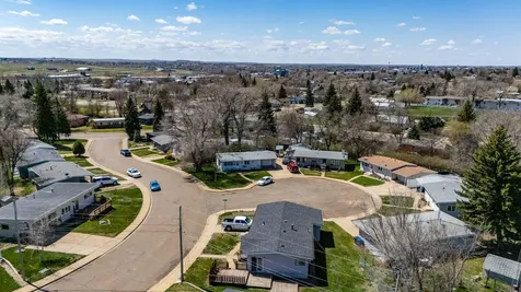 11 6th Avenue W Dickinson ND 58601